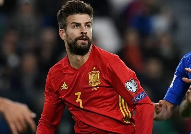 trung vệ Gerard Piqué