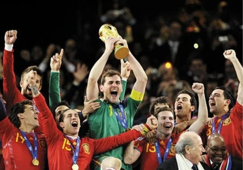 Iker Casillas giải nghệ