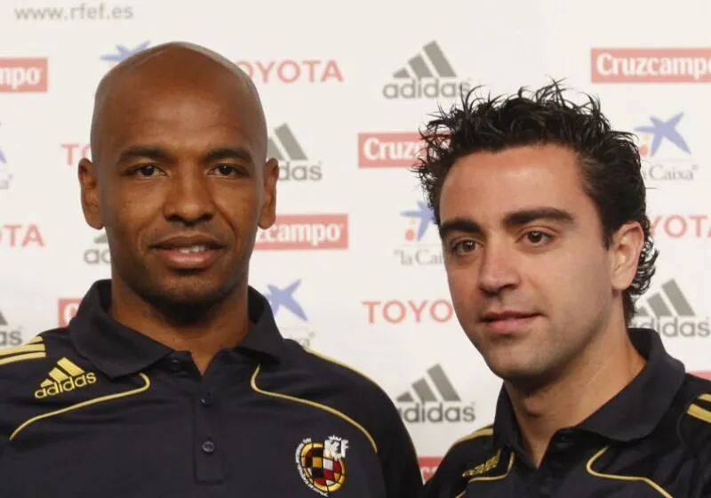 Sự phối hợp giữa Marcos Senna và Xavi Hernández