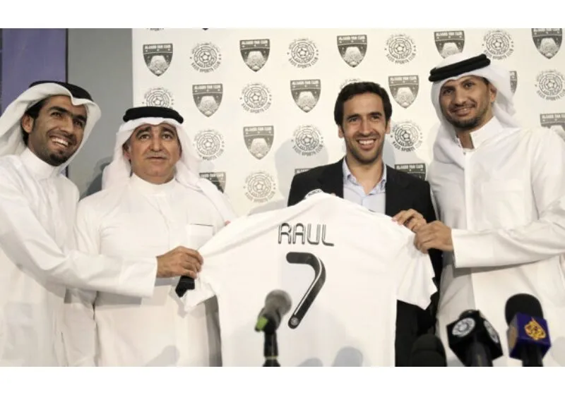 Raul trong buổi ra mắt CLB Al Sadd 