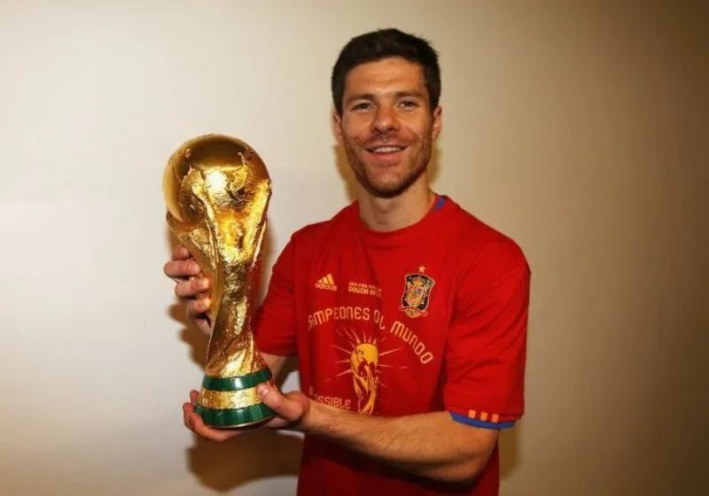 Xabi Alonso bên chiếc cúp vàng World Cup
