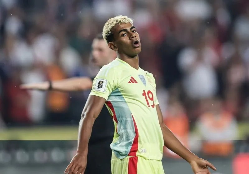 HLV Barca chỉ trích tuyển Tây Ban Nha vì Lamine Yamal