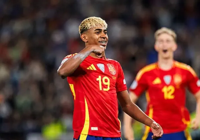 lamine yamal đá vị trí nào